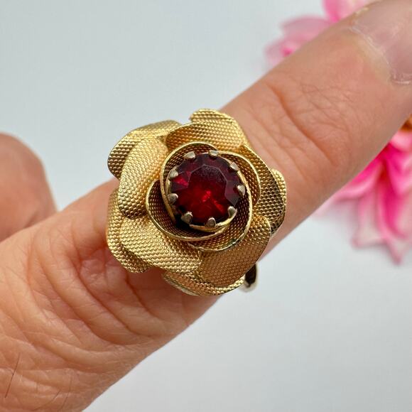 Vintage Sarah Coventry Red Rhinestone Rose Ring Gold Tone Floral Size 7 1/4 - Picture 5 of 11
